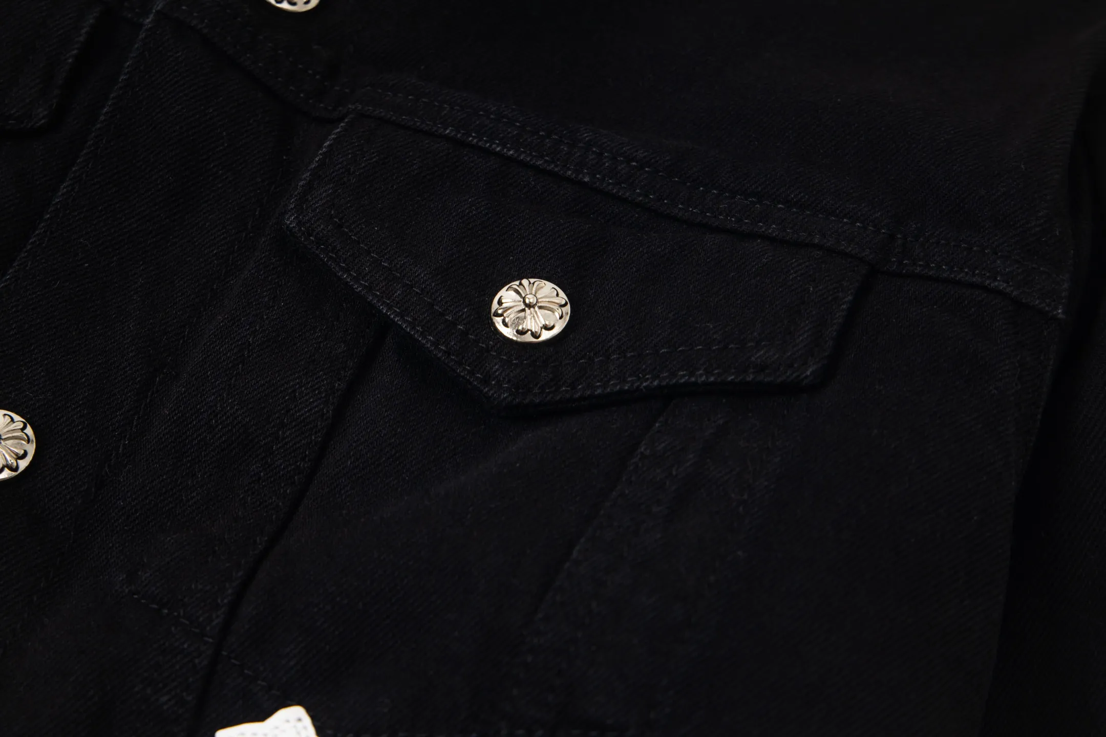 P360 version (lamb wool) Chrome Hearts Chrome Hearts colorful patchwork lamb fur collar jacket, the same style as the Internet celebrity star's cross-printed denim jacket, with unique cross design elements and full design sense. It is made of 100% denim cotton fabric with heavy coarse yarn count, which ensures a stiff and tough silhouette while being soft, comfortable and breathable. The lapel is designed with silver buttons and is full of texture. The classic white cross logo is all over the dress, making it a perfect versatile style for spring and summer! The original loose version is made of high-quality pure cotton fabrics. The fabric pattern is high-definition and delicate without burrs. It is comfortable and breathable to wear. All the buttons are molded and customized. It is casual and fashionable and can be matched with any bottoms. It can be windproof and sunproof in spring and summer. It can be worn outside in autumn and winter! Easily concave shape makes you look slimmer and taller, perfect for both men and women! Style number: 1838# Color: Black Size: S M L XL